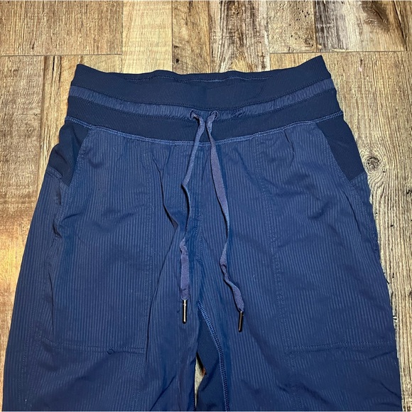 Lululemon Dance Studio Crop *25" Navy Size 2 - Picture 3 of 7